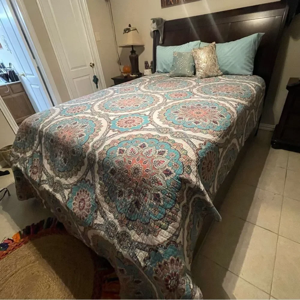 7 Piece Blue & White Paisley Reversible Queen Size Quilt Set